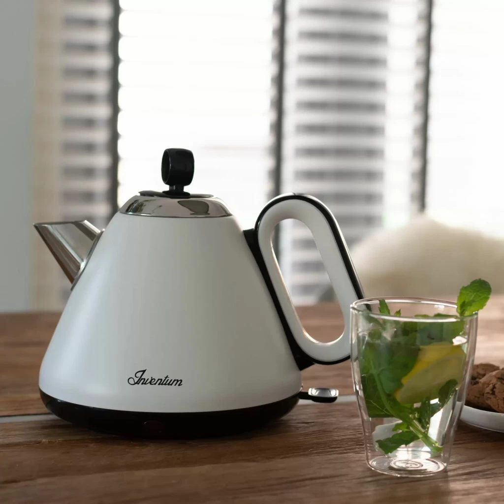 Inventum HW617W Retro Waterkoker 1.7L 2200W Wit/Zwart 6 Inventum HW617W Retro Waterkoker 1.7L 2200W Wit/Zwart - Afbeelding 4